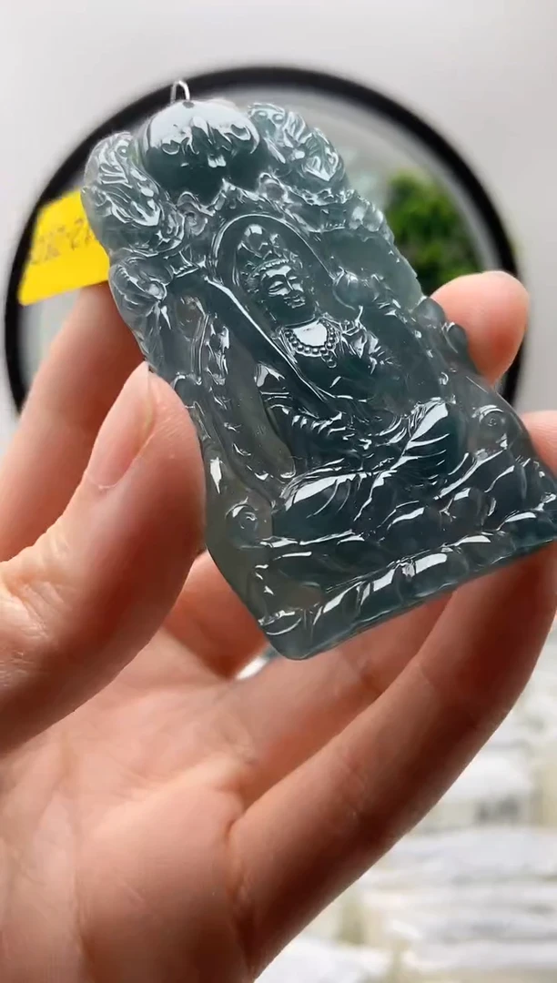 翡翠未镶嵌颈饰虚空藏
