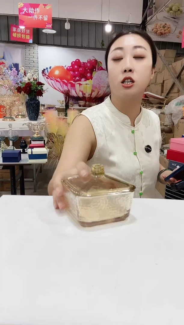 金色四方零食盒一个