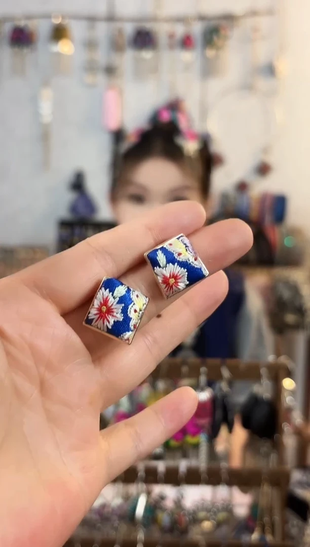 织绣彩云南阁非遗老绣饰品008