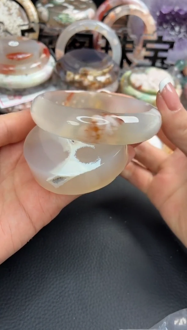 未镶嵌手镯（圆镯）石英质玉59