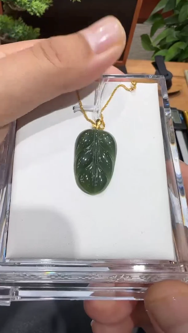 18K金镶嵌挂件翡翠A货翡翠多样性一件冰绿叶子