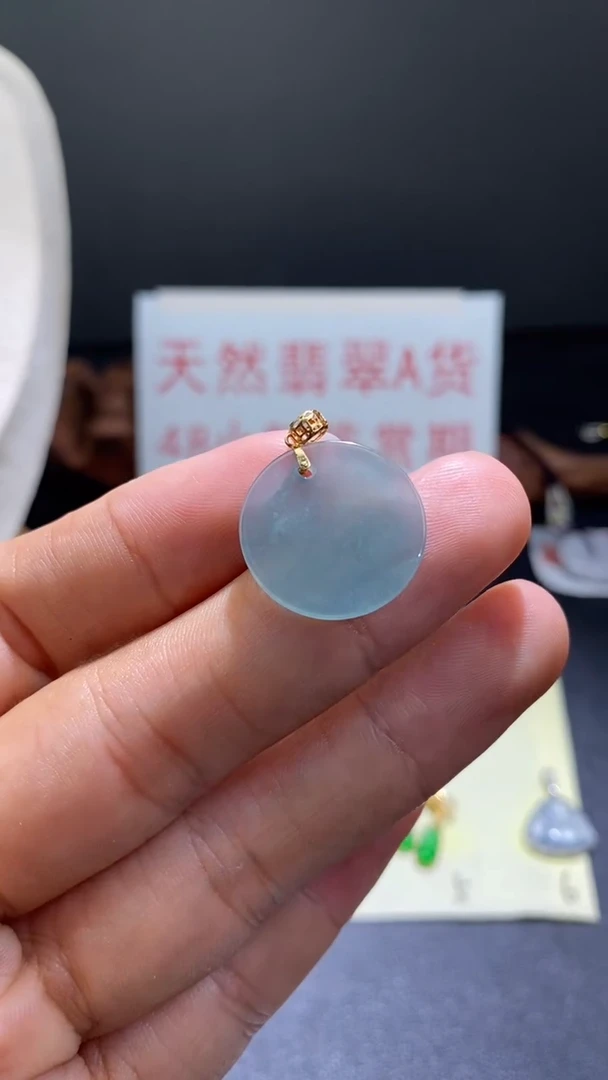 翡翠18K金镶嵌颈饰翡翠吊坠