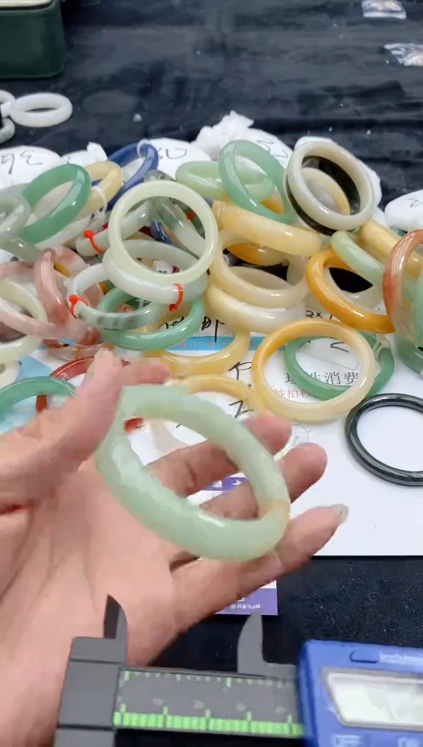 【闪购商品】石英质玉手镯未镶嵌85