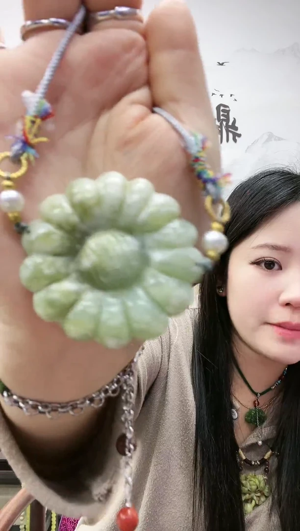 颈饰未镶嵌和田玉太阳花挂件
