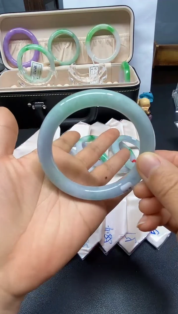 以实物为准，拍那个发那个。