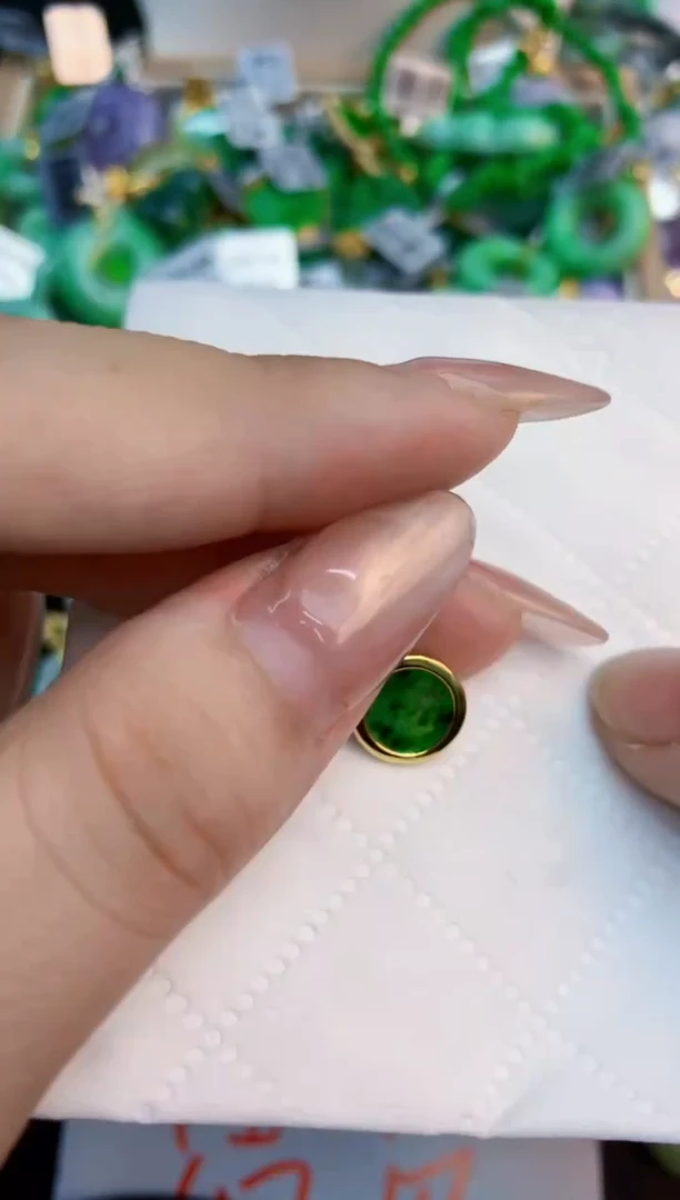 翡翠未镶嵌颈饰1