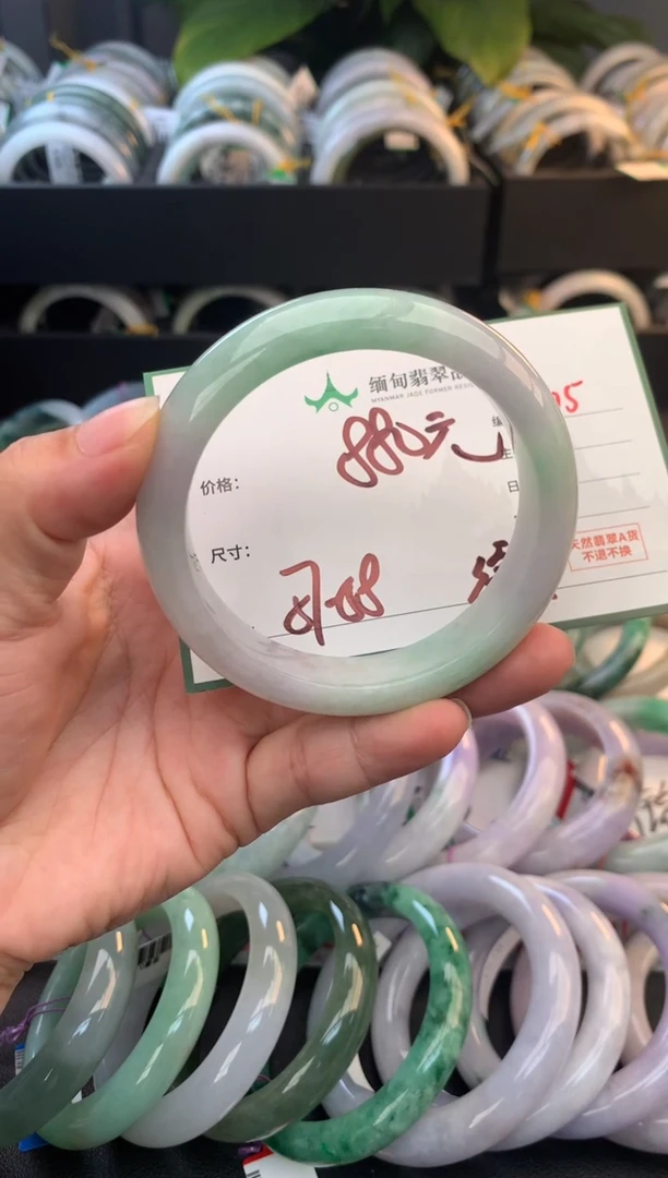 未镶嵌定制翡翠毛货需精细抛光+多人