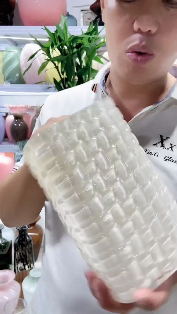 米白色方口花瓶..