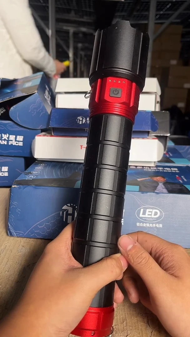 f2强光手电筒（两组电池）