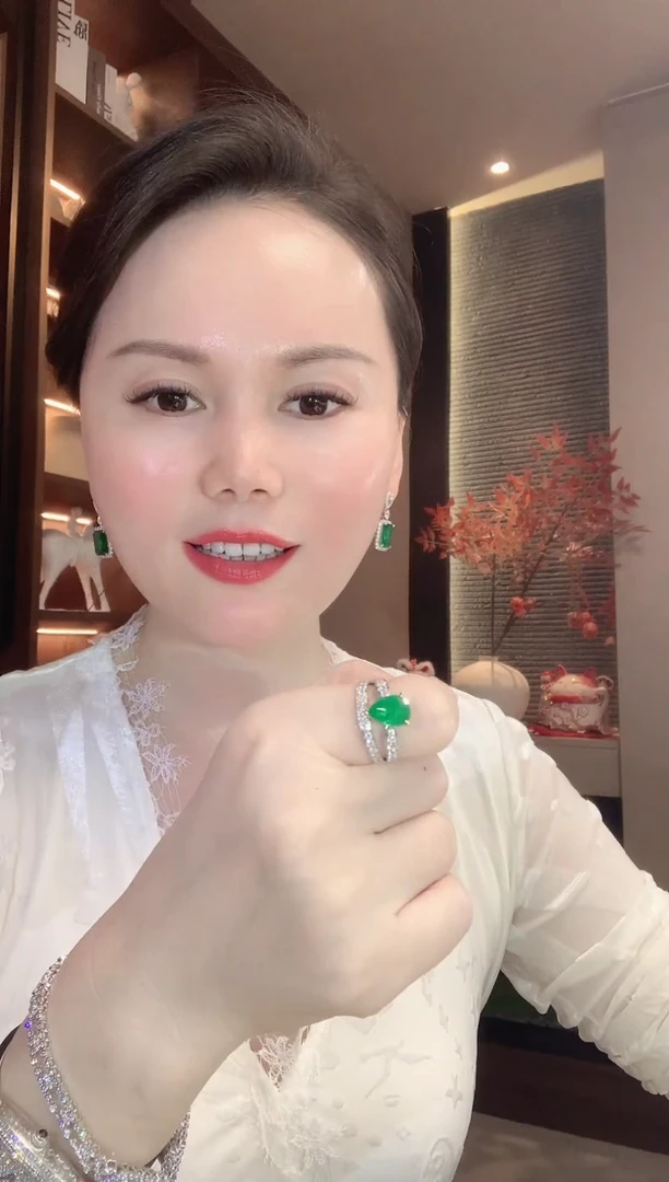 18K金镶嵌戒指祖母绿A99