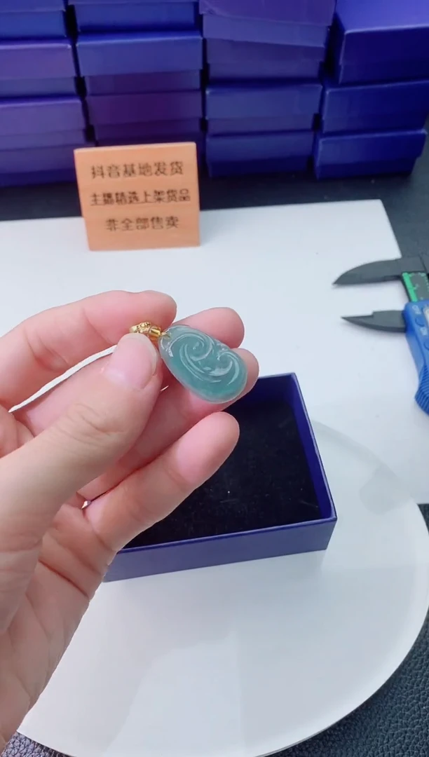 翡翠未镶嵌颈饰