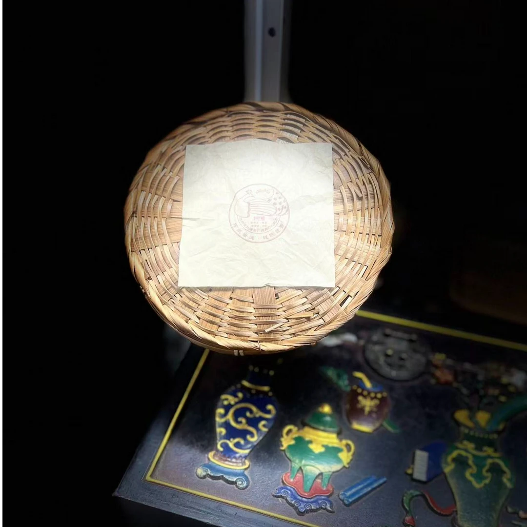 1997年云南普洱茶烟香龙珠生茶竹编筐500g/筐