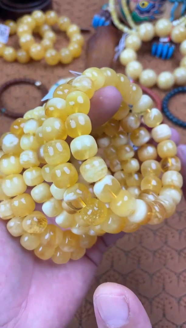 未镶嵌蜜蜡裸石WCXX001瑕疵多样性发其中一件