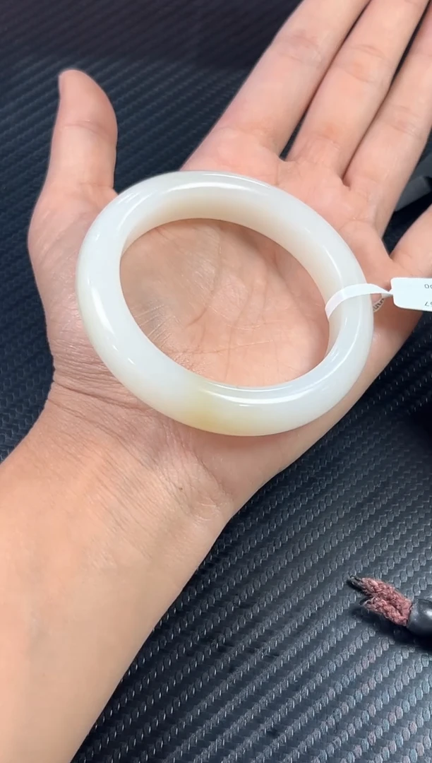 未镶嵌手镯和田玉且末微色差金山56+