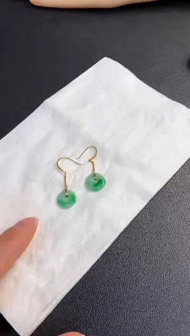 18K金镶嵌翡翠耳坠约***宝平安扣