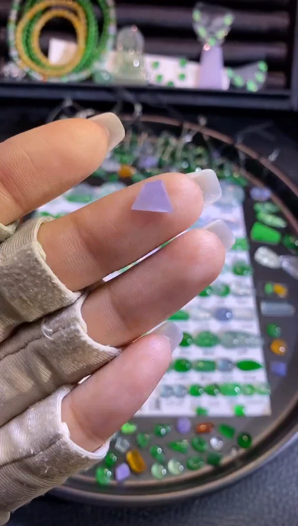 未镶嵌挂件翡翠切割