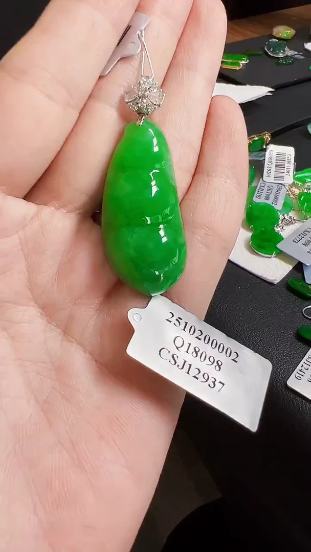 颈饰18K金镶嵌翡翠豆