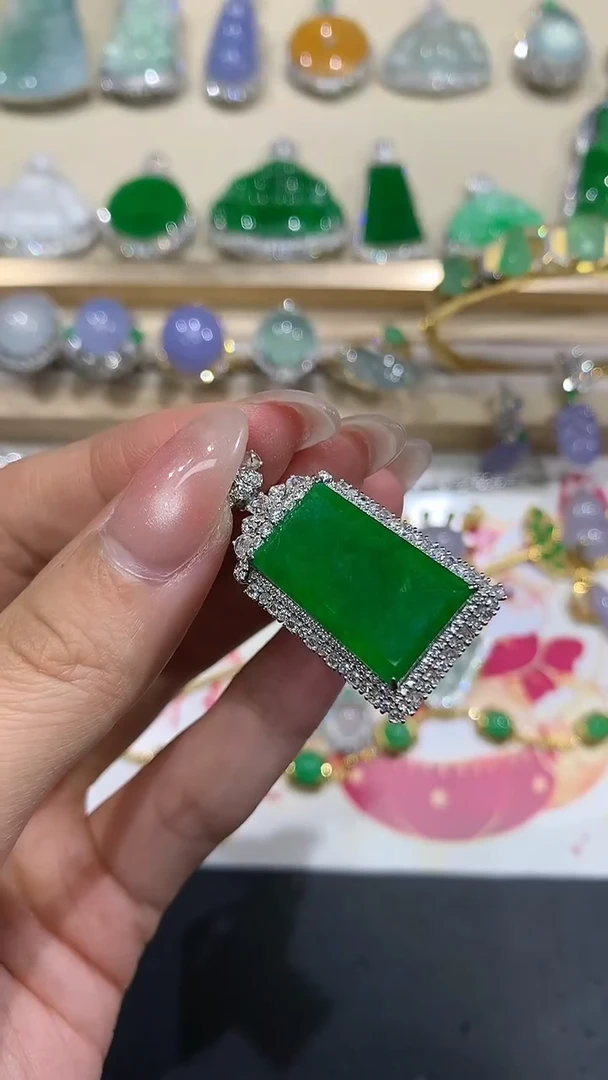 【闪购商品】翡翠吊坠(不含链)18K金镶嵌10团购