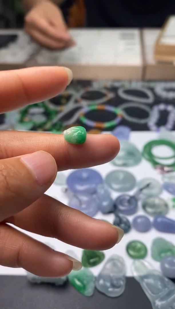 定制翡翠未镶嵌翡翠毛货多样性发其一