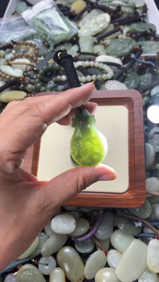 颈饰未镶嵌和田玉（多样性发一件）没有证书有瑕