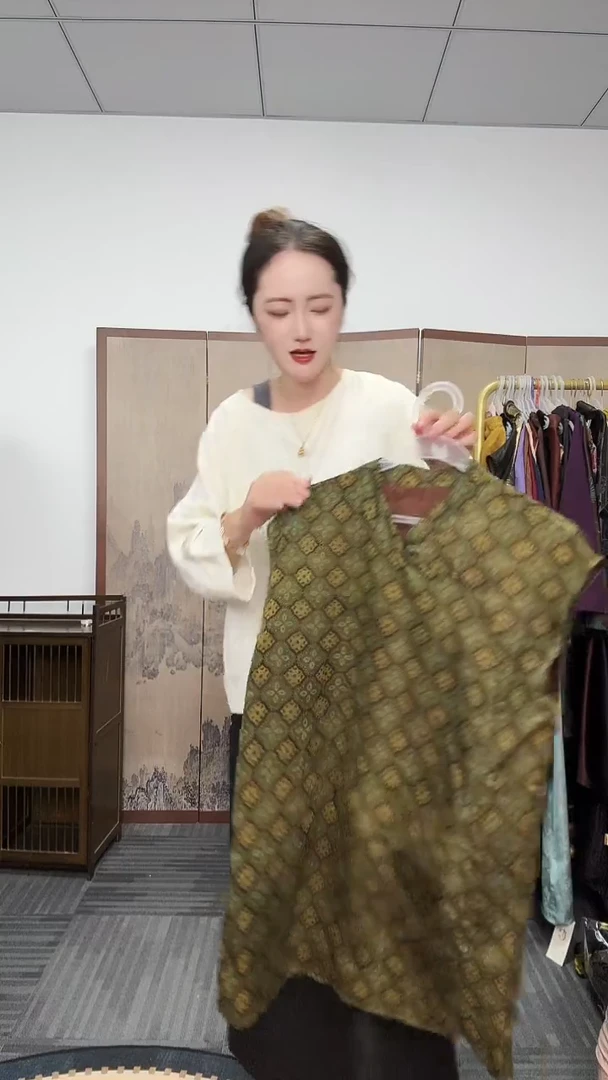 闪购100桑蚕丝绿色小方块奥黛