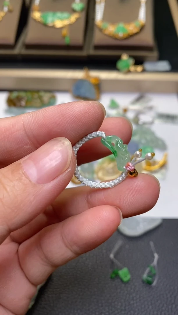 翡翠未镶嵌颈饰净货35681