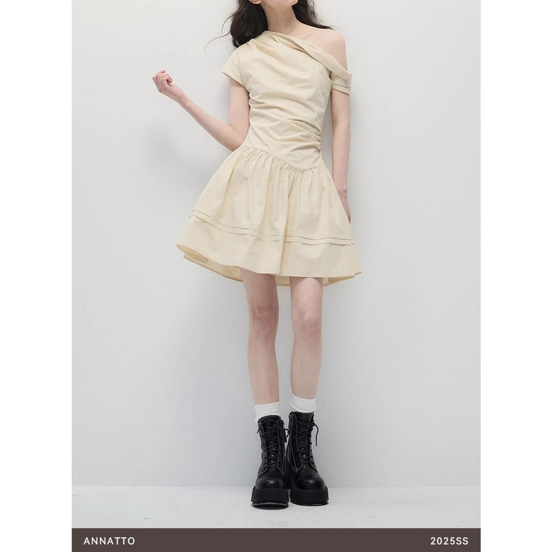 2025夏新款设计感气质收腰显瘦斜肩a字米色连衣裙女时尚休闲短裙