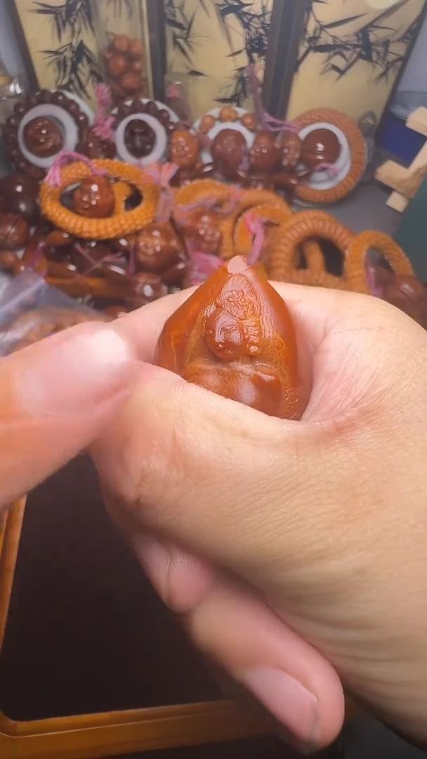 手串橄榄核美女的一个