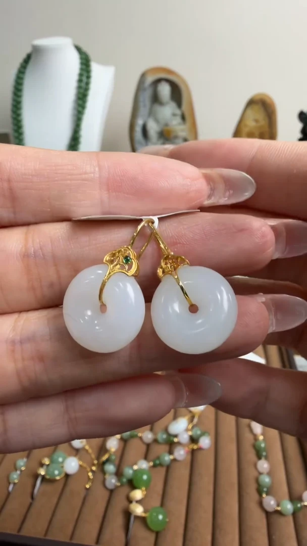 颈饰18K金镶嵌和田玉耳饰一对