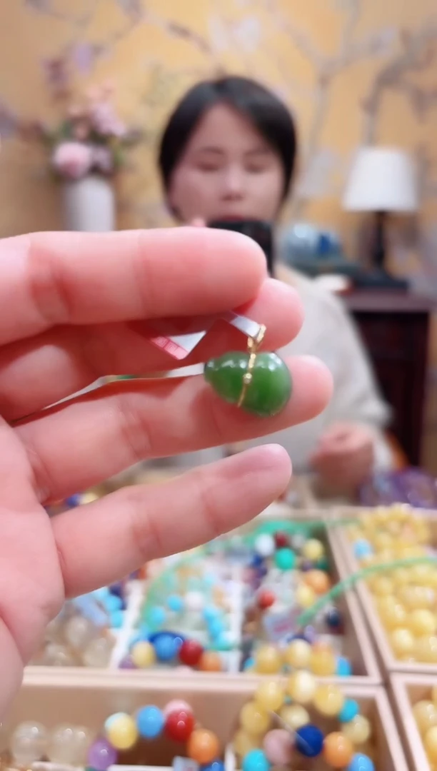 颈饰18K金镶嵌和田玉（碧玉）碧玉葫芦