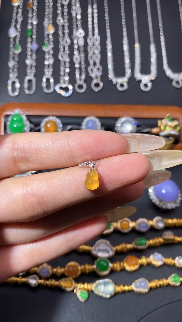 颈饰18K金镶嵌翡翠吊坠