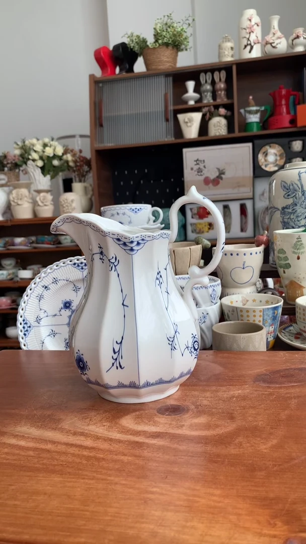 瓷【唐草纹】花瓶一个