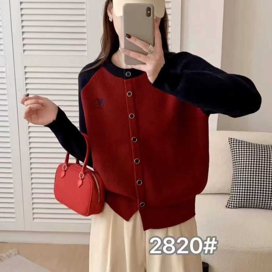 小鑫肝@现货浮力圆领带扣拼接撞色刺绣气质百搭修身毛衣 2820