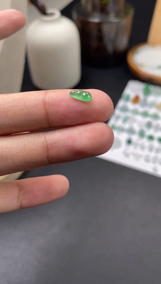 翡翠未镶嵌颈饰翡翠冰绿福豆