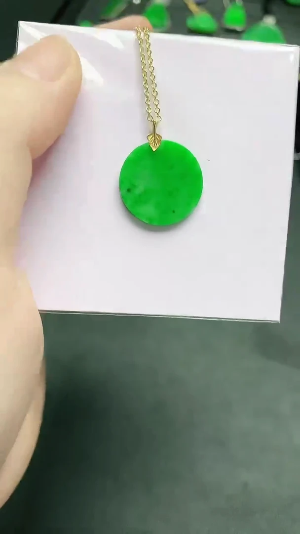 颈饰18K金镶嵌翡翠赠礼盒证书