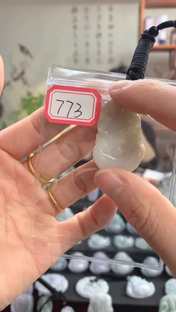 【闪购商品】翡翠颈饰未镶嵌牛牌773