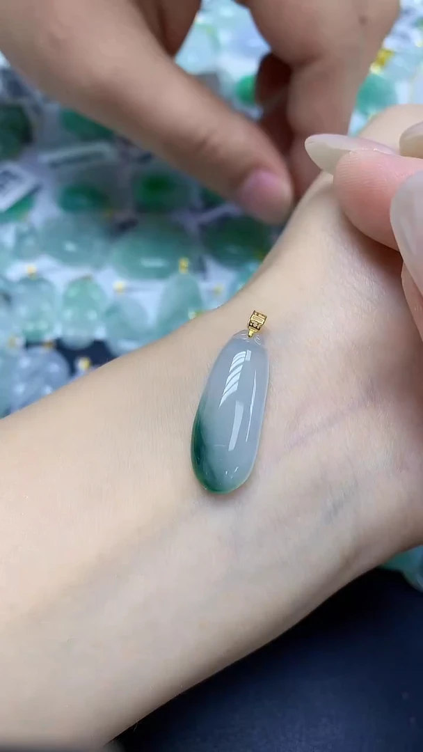 翡翠18K金镶嵌颈饰天然缅甸翡翠A货