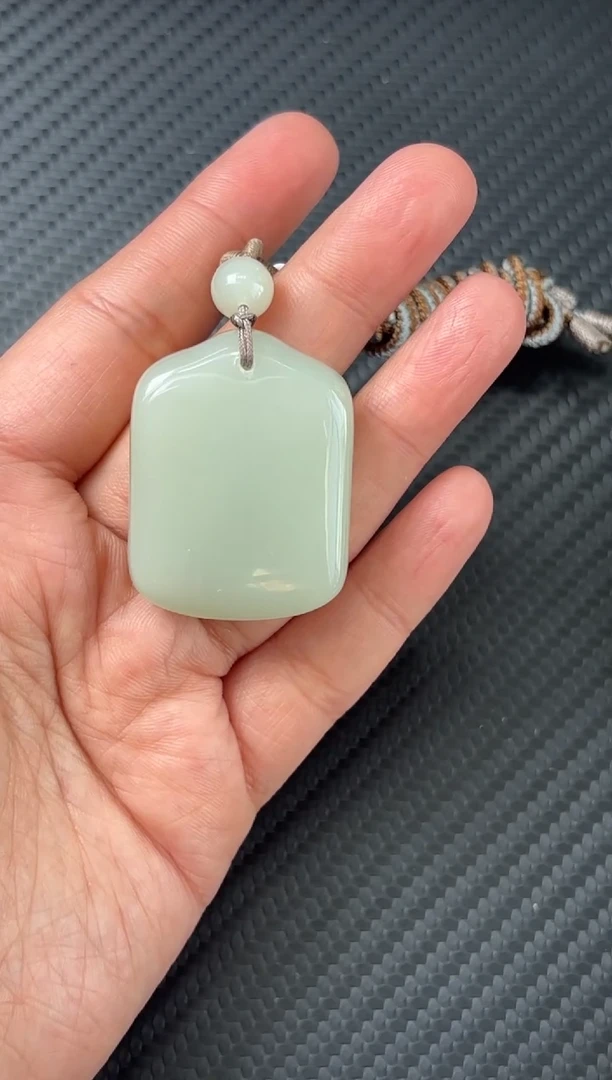 吊坠(赠链)未镶嵌和田玉且末迪克兰一细微色差吊坠