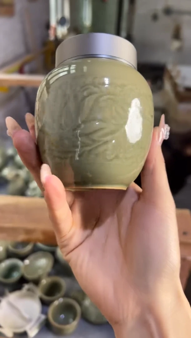 微瑕耀州窑莲纹锡合金茶叶罐