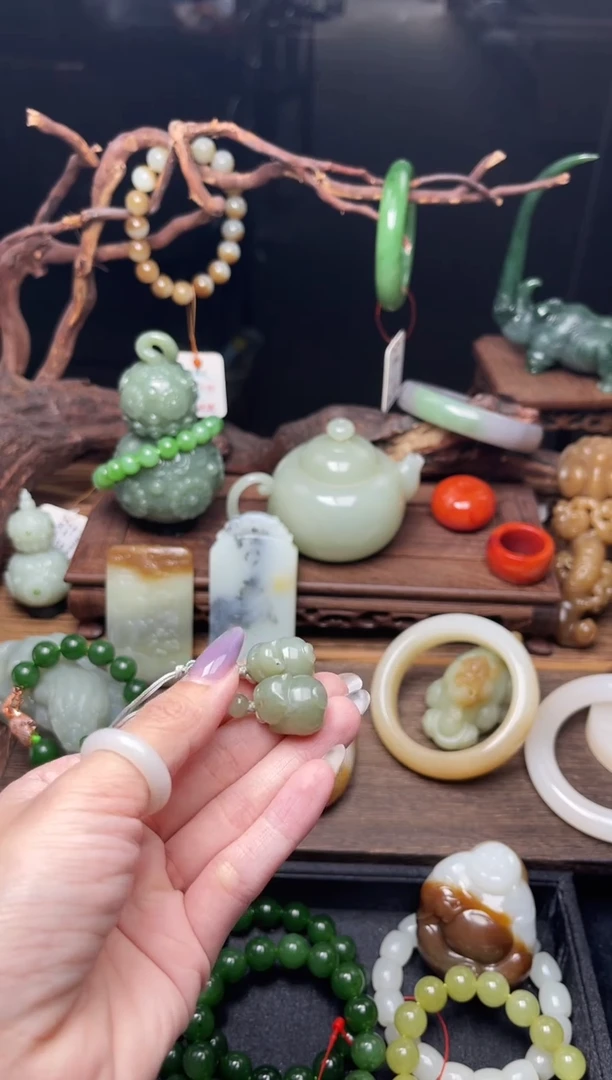 和田玉未镶嵌吊坠(不含链)吐拉牧场 小猫有瑕疵多样性发一