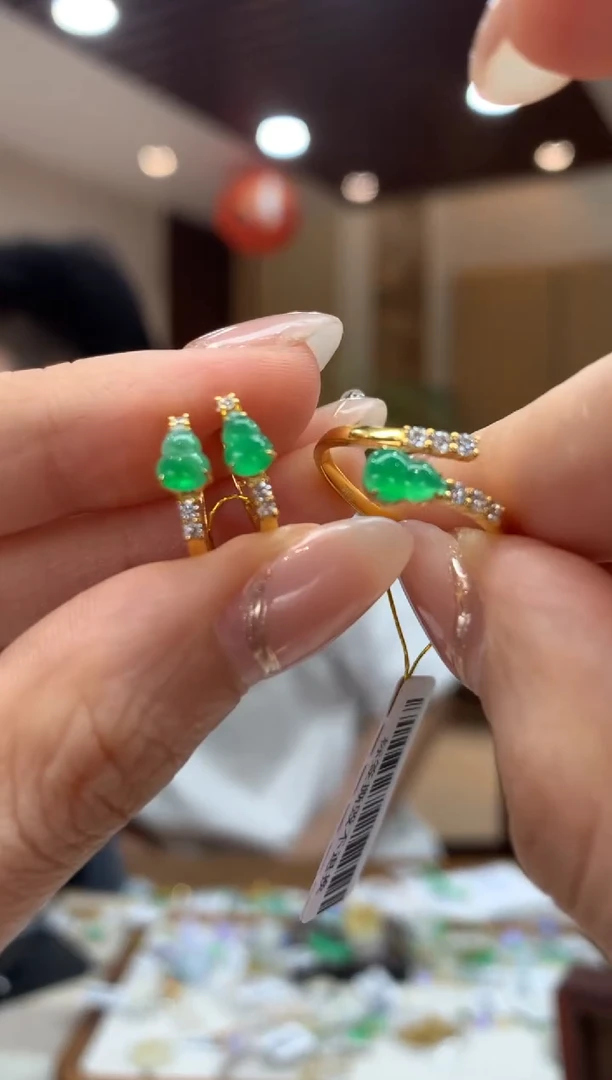 18K金镶嵌翡翠耳饰酸*，戒指一套