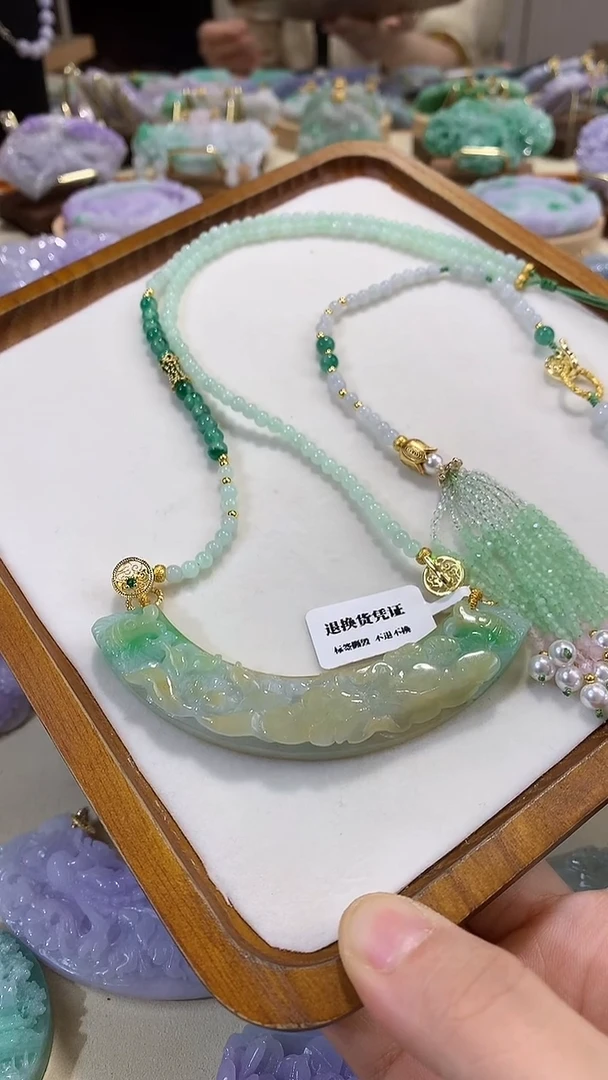 颈饰未镶嵌翡翠f**r吊坠