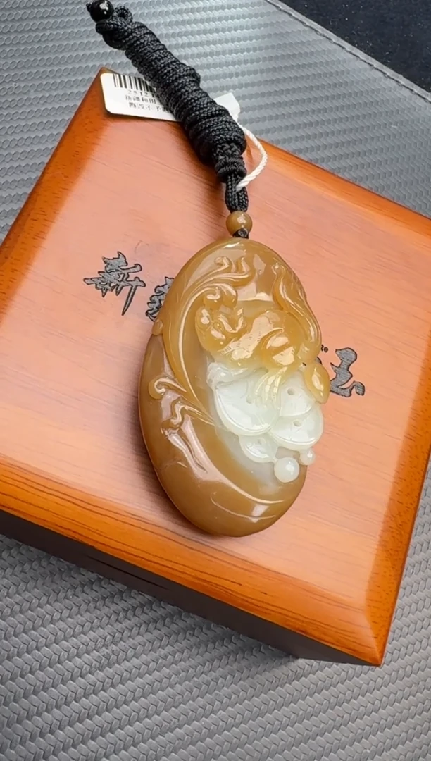 吊坠(不含链)未镶嵌和田玉若羌微色差糖白松鼠钱吊坠