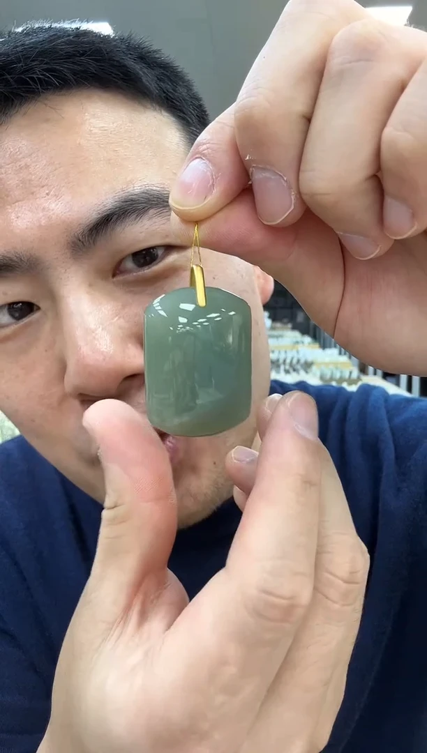 颈饰足金镶嵌和田玉无事牌