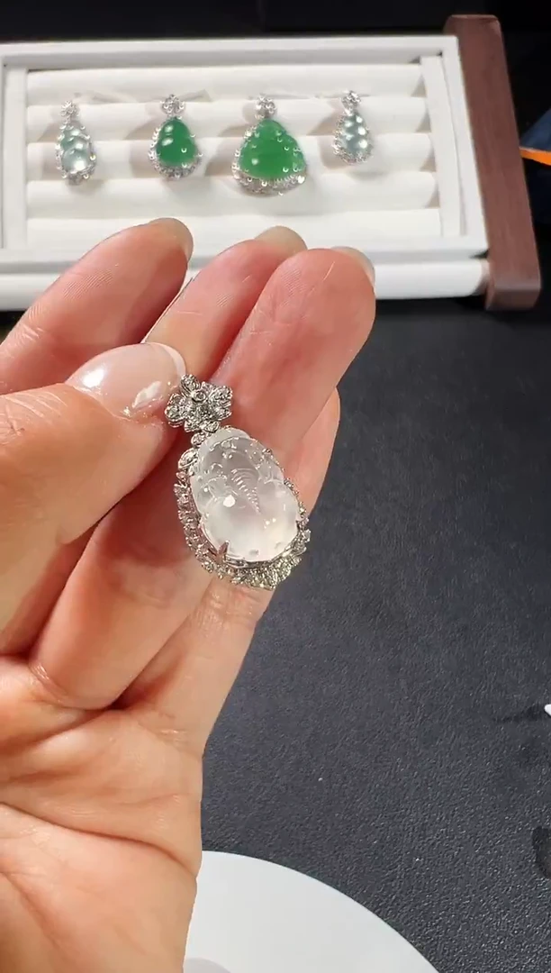 颈饰18K金镶嵌翡翠KXJW1223-001