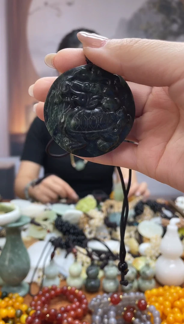 未镶嵌岫玉吊坠`