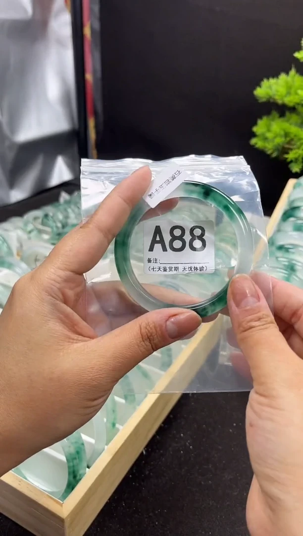 【闪购商品】石英岩玉手镯未镶嵌A88