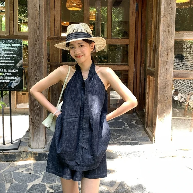度月棠2025夏季新款水洗透气感牛仔挂脖宽松上衣阔腿短裤时尚套装
