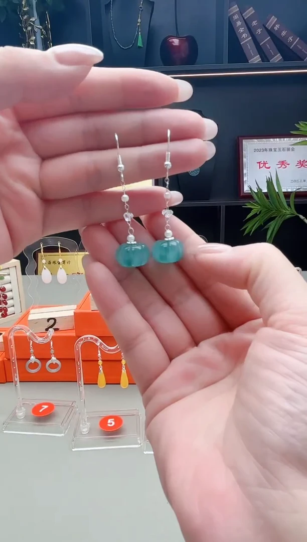 未镶嵌石英质玉（天山翠）耳钉w05