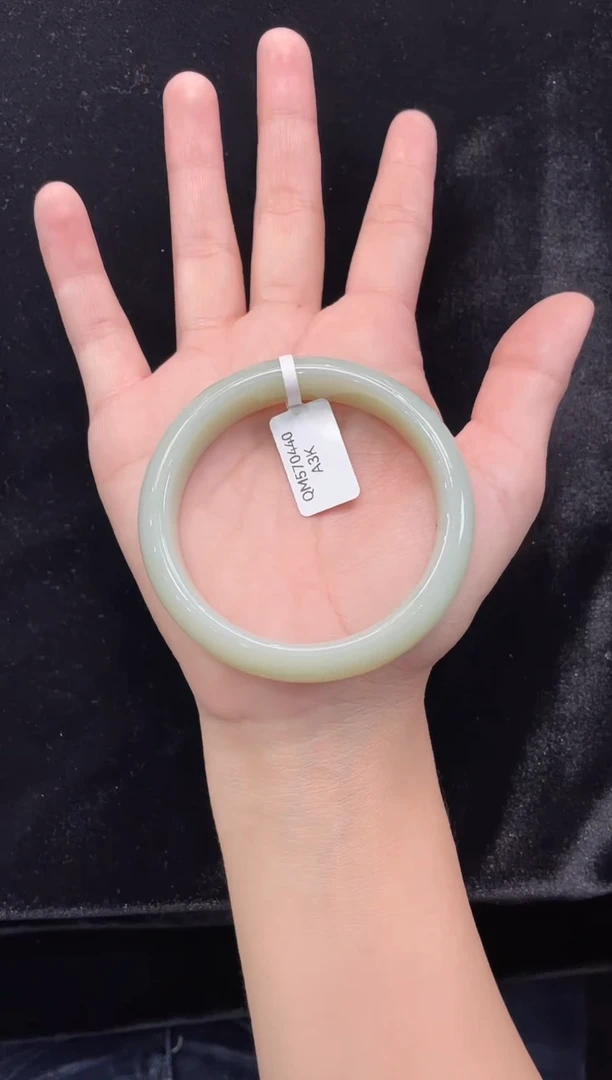 和田玉手镯未镶嵌新疆且末料青白玉57圈口上等和田玉手镯女